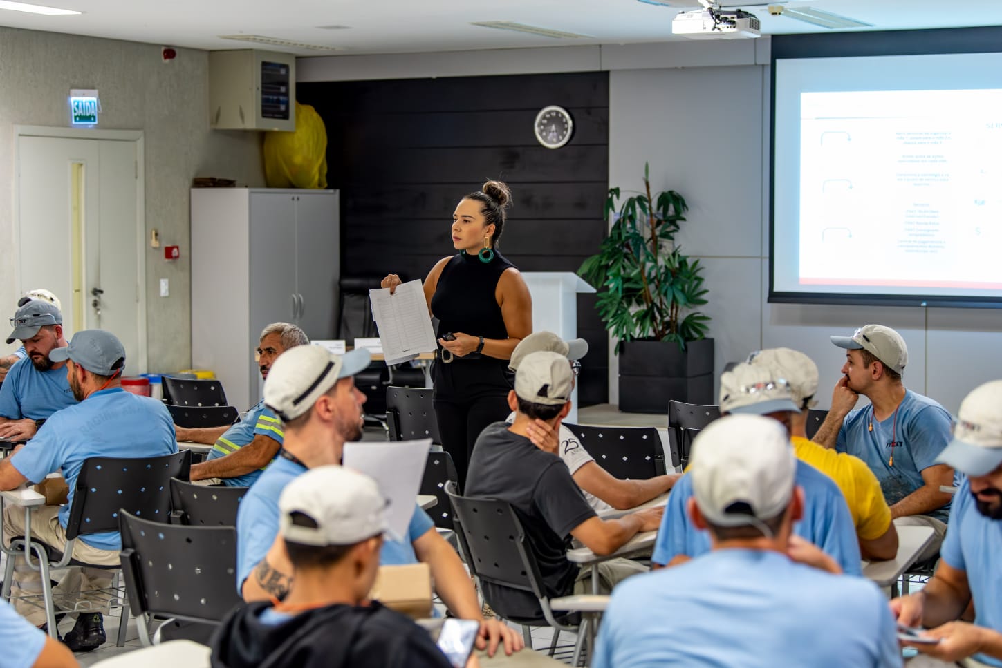 Michely Thomazi conduzindo palestra de educação financeira para colaboradores da JTEKT.