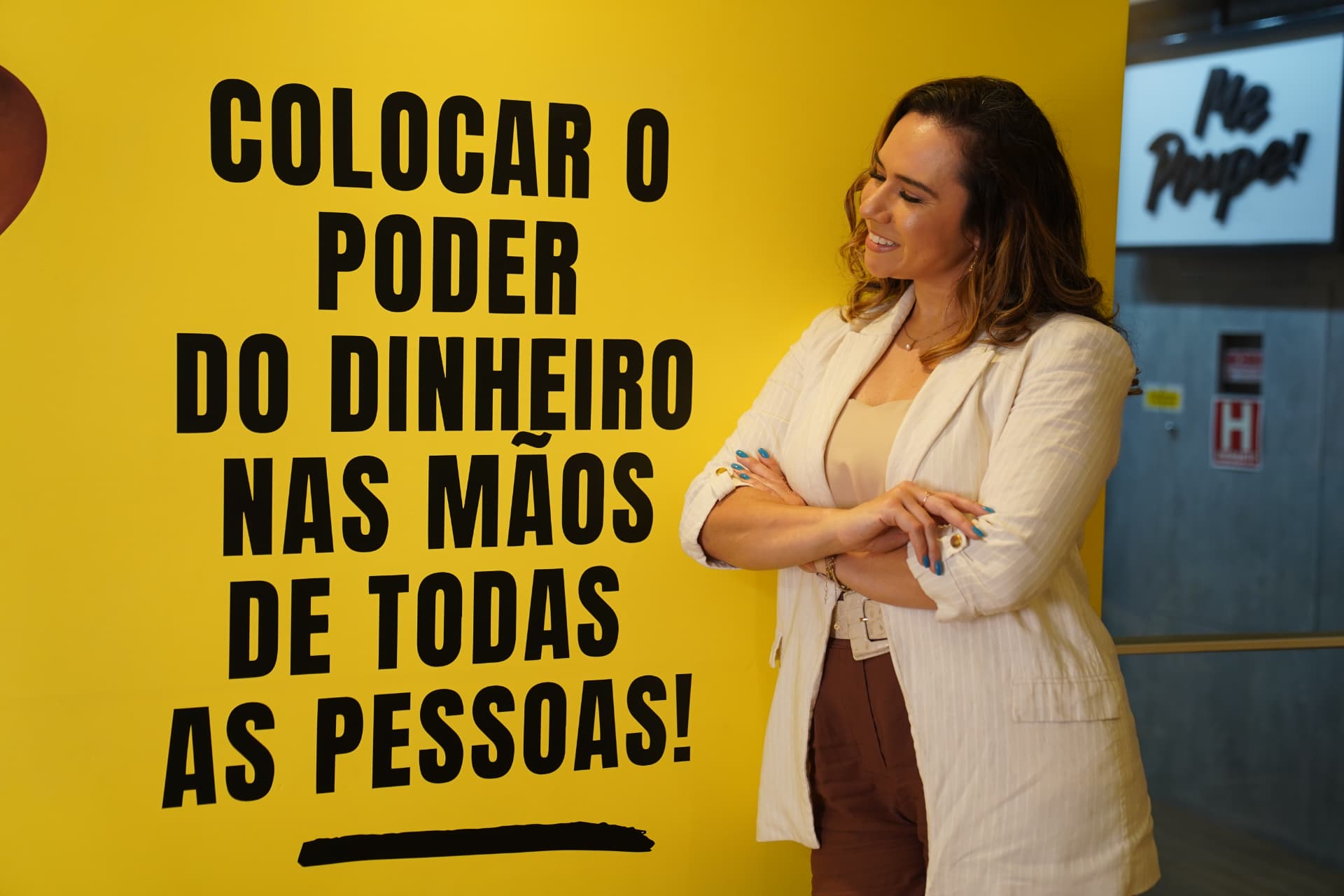 Michely Thomazi em ambiente do Me Poupe! durante sua trajetória na educação financeira.